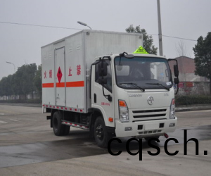 大運牌易燃氣體(ti)廂式(shi)運(yun)輸(shu)車