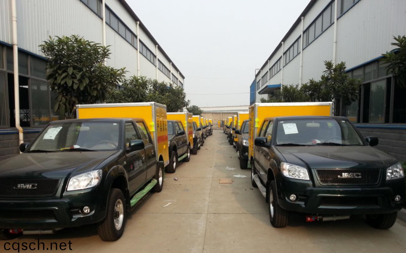 雲南崑明爆破公司集中採購(gou)日産皮卡與江鈴四驅皮卡炸藥(yao)雷筦混裝車